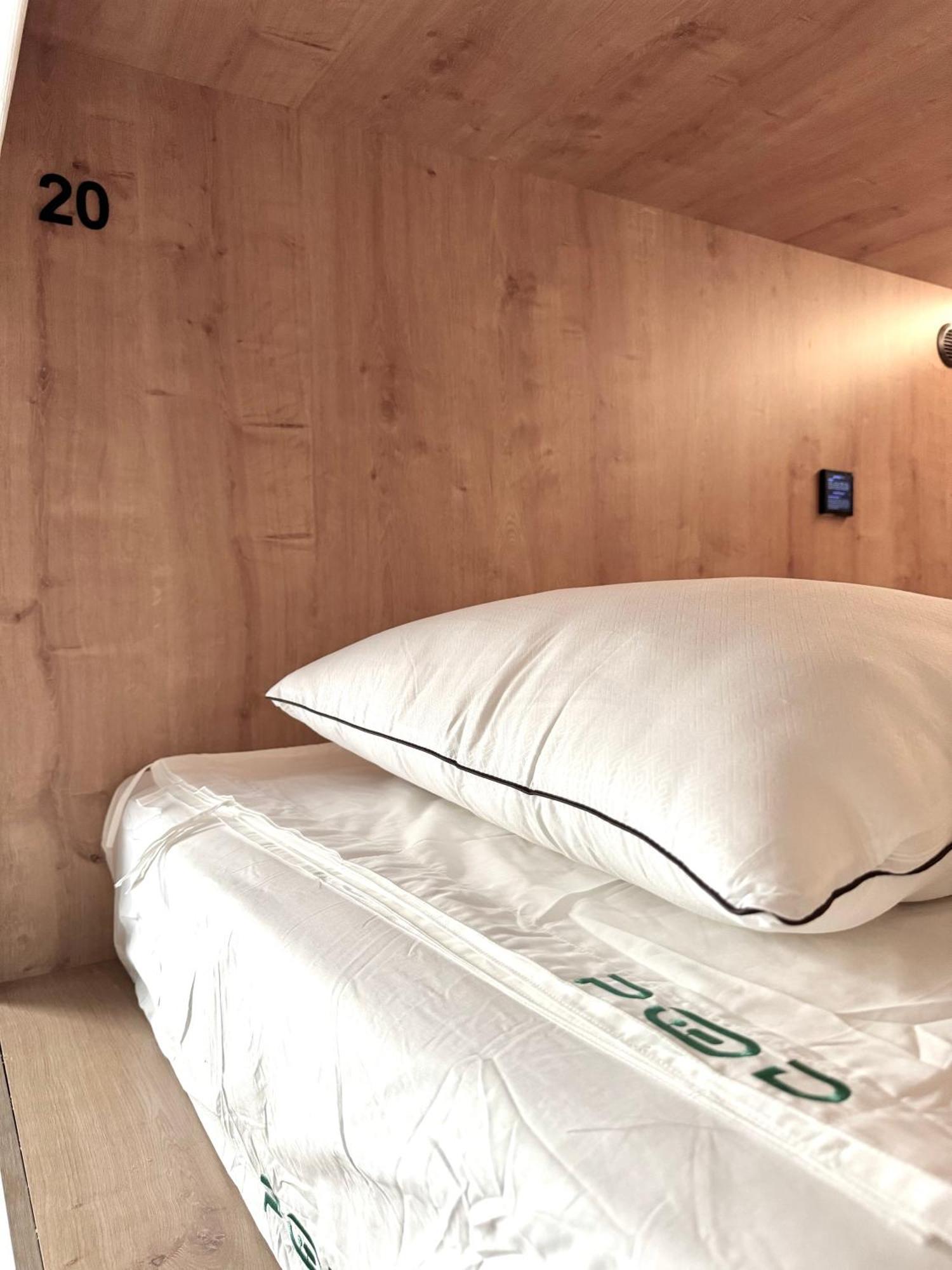 The Pod Suite Hostel Village Valencia Buitenkant foto