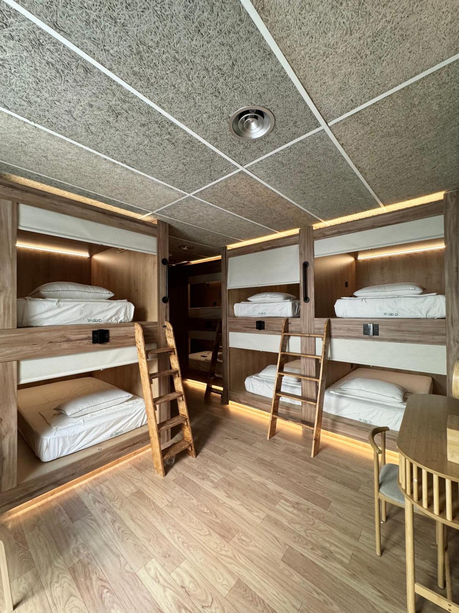 The Pod Suite Hostel Village Valencia Buitenkant foto