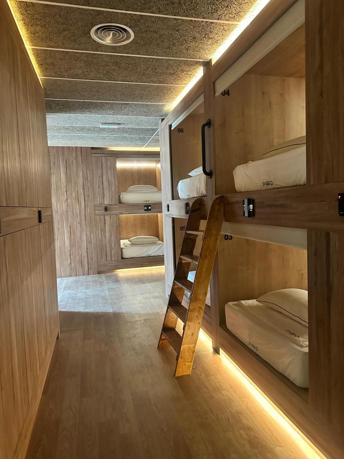 The Pod Suite Hostel Village Valencia Buitenkant foto
