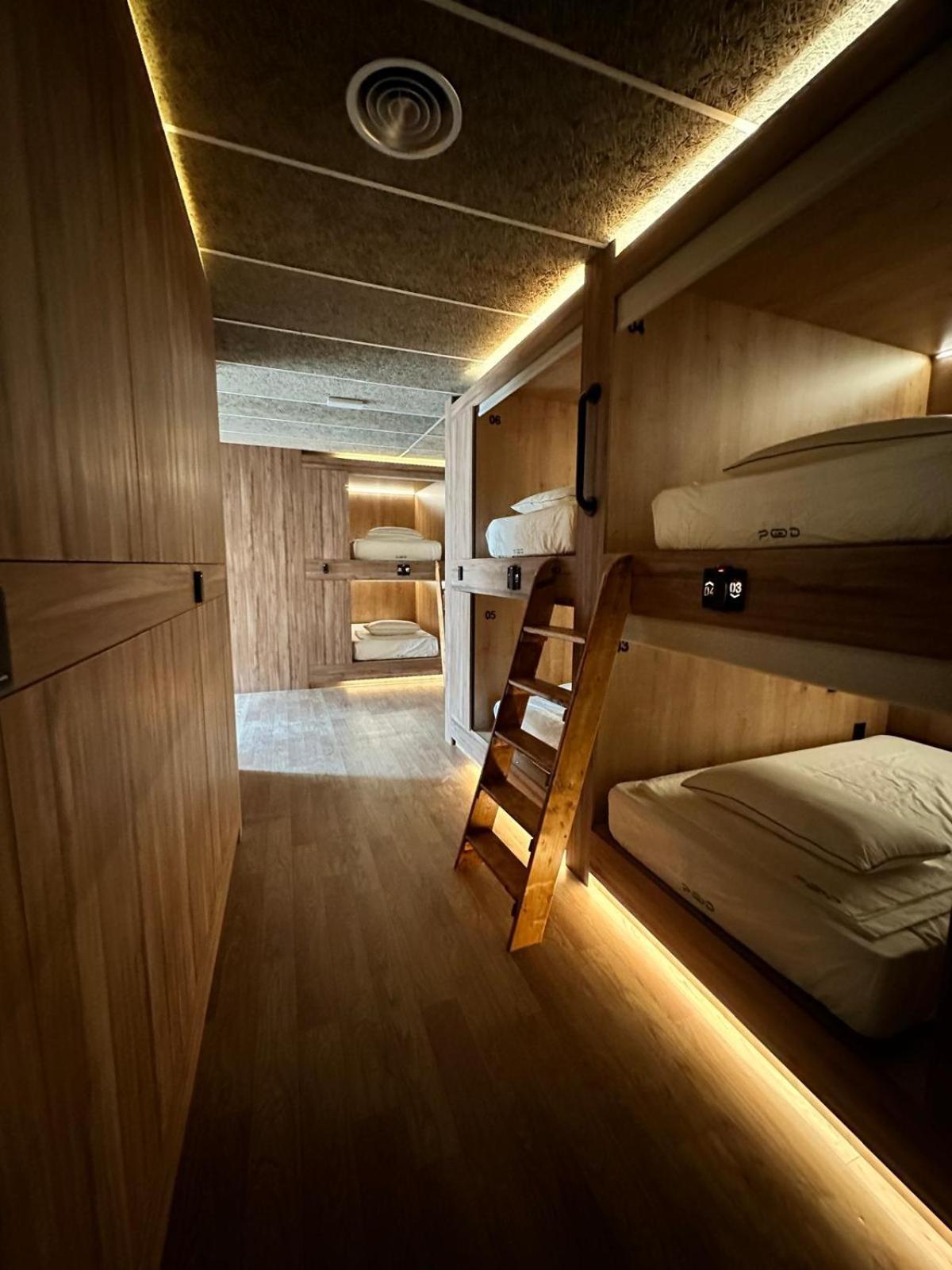 The Pod Suite Hostel Village Valencia Buitenkant foto